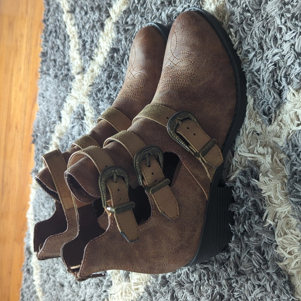 Ariat Unbridled Melody Women's Buckle Bootie Size Women's 8.5 - Picture 2 of 8